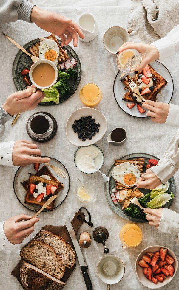 Quels conseils pour organiser un brunch maison avec des recettes variées et savoureuses ?